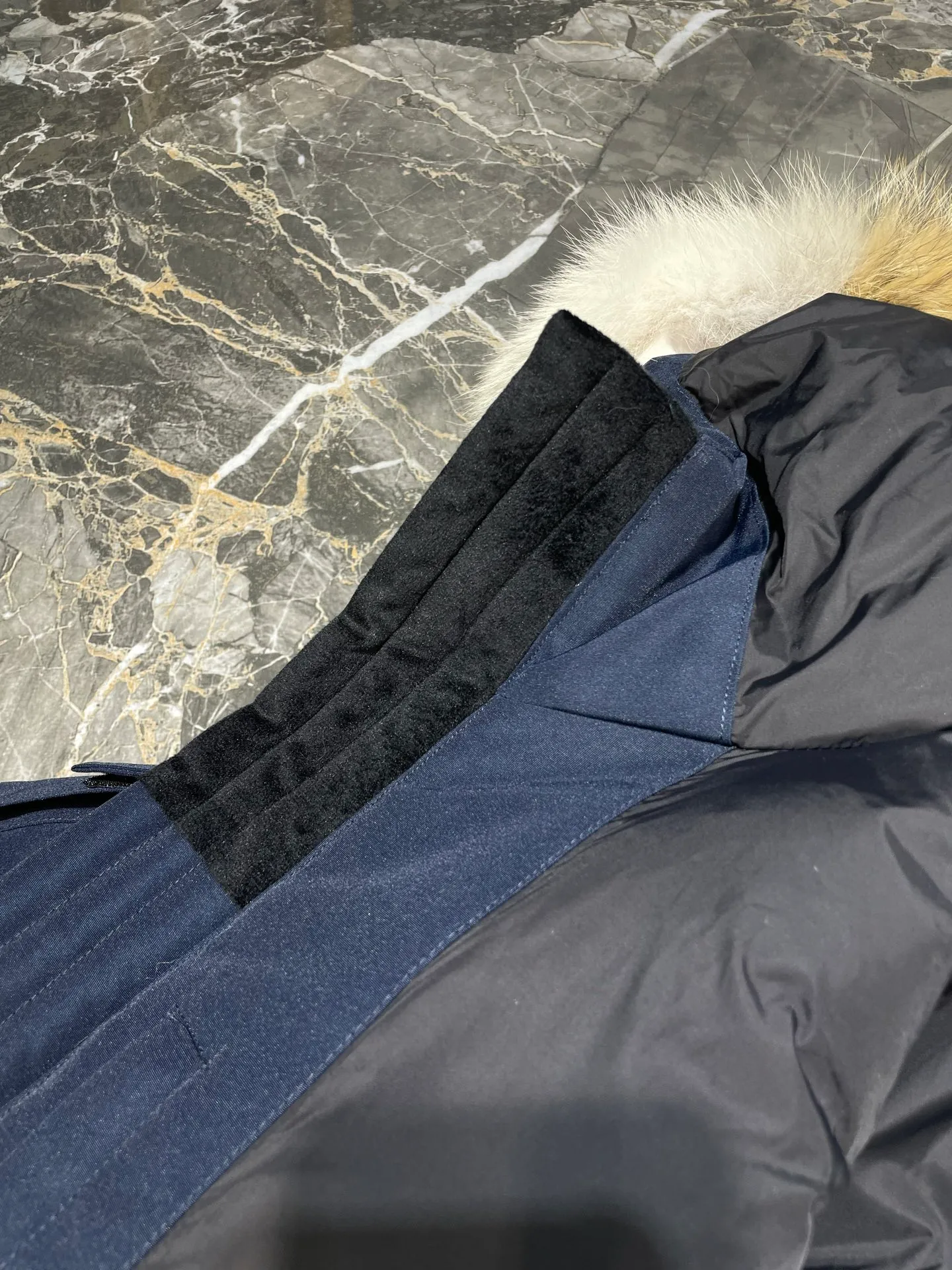 P910 special version 🌟 🇨🇦CANADA GOOES 24 new models 08 models/couple models Factory direct supply: supplying global purchasing agents, micro-business, entities, Tmall, high-end stalls and studio cooperation, free shipping! Canada Goose Expedition Parka 2008 is the same style for men and women. It is mid-length and the most timeless classic. All Arctic and Antarctic scientific expedition teams choose Canada Goose as their cold-proof equipment. It is the Rolls-Royce of down jackets. ➖ Industry-leading anti-counterfeiting chip sensing. ➖ Imported Behringer embroidery machines and customized embroidery labels, the highest level and industry leading. ➖ Imported Korean 21-count polyester-cotton blended original fabric, TC85 waterproof coated fabric, water-repellent, windproof and wear-resistant. ➖ The new national standard 80 white duck down is filled with an average of 520 grams of down. The amount of down filled is industry-leading. ➖ 100% nylon lining with double double-layer sealing design to prevent velvet running, and seamless thread design on the cuffs! ➖ Western Canadian Green Wolf Collar. ➖ Yoshida YKK provides original factory-customized electroplated sliders. YKK two-way lockable zippers are tight and smooth and do not peel off paint. ➖ 3M composite Velcro is durable and the accessories and hardware are all custom-made. Note: Our copywriting is only simple and clear. Instead of bragging about the copywriting, it is better to compare and understand with samples. Only for the purest goose, the most dedicated, the most professional, the highest quality, the highest cost performance!  Size:XS-XXL